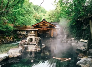 Vacaciona en este hotel oculto con las termas fluviales más pintorescas de Japón » 2023