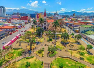 Explora la ciudad más grande de Costa Rica, llena de arte vibrante, arquitectura interesante y comida deliciosa »