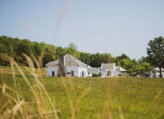 Visita este acogedor resort de Nueva York con vistas a la montaña, «terapia con cabras» y hogueras »