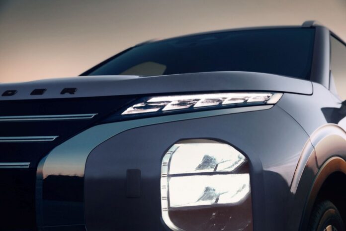 2025-Outlander-Front-Driver-3_4.jpg