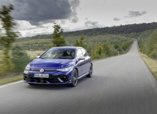 Volkswagen da a conocer el precio oficial de sus renovados Golf GTI y Golf R del 2025 »