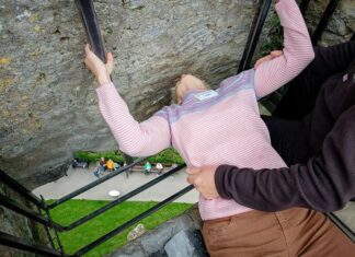 ¿Dónde Besan a los Turistas para Darles Suerte? Los Rituales Más Curiosos del Mundo »