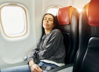 ¿Por qué nunca debe apoyar la cabeza en la ventanilla de un avión? »