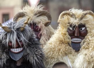 5 Pueblos con Tradiciones que Desafían la Imaginación »