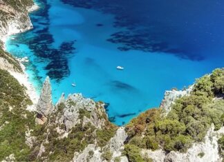 Los acantilados costeros con playas de acceso restringido para turismo sostenible »