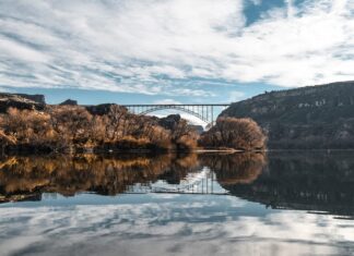 ¿Cuáles son los 5 puntos de salto base con plataformas certificadas para paracaidismo extremo? »
