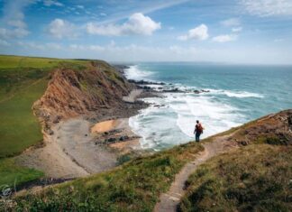 ¿Cuáles son los 5 destinos con las mejores rutas de senderismo costero? »