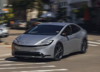 Los 5 autos del 2026 que menos gastan en carretera por menos de $35,000 »