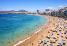 Las 5 playas urbanas del mundo donde puedes salir del trabajo y meterte al mar en 20 minutos »