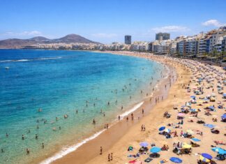 Las 5 playas urbanas del mundo donde puedes salir del trabajo y meterte al mar en 20 minutos »