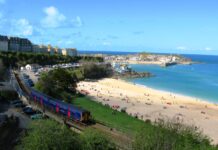 Las 5 estaciones de tren junto al mar que convierten la llegada en parte del viaje »