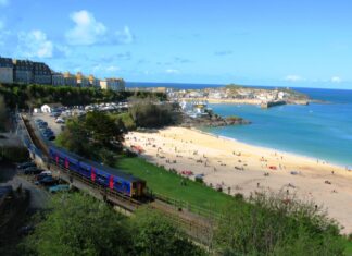 Las 5 estaciones de tren junto al mar que convierten la llegada en parte del viaje »