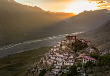 5 monasterios remotos del mundo a los que solo se llega caminando o en mula »