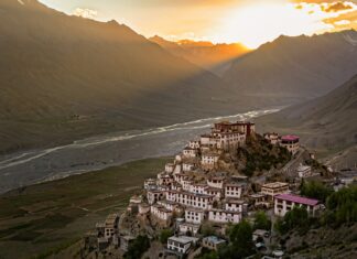 5 monasterios remotos del mundo a los que solo se llega caminando o en mula »