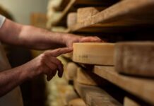 5 destinos donde puedes participar en la fabricación artesanal de queso »
