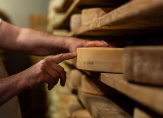 5 destinos donde puedes participar en la fabricación artesanal de queso »