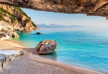 5 playas escondidas dentro de cuevas, acantilados y túneles a las que solo llegas con un poco de aventura »