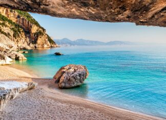 5 playas escondidas dentro de cuevas, acantilados y túneles a las que solo llegas con un poco de aventura »