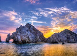 5 lugares donde se juntan dos mares u océanos y puedes ver la línea de unión »