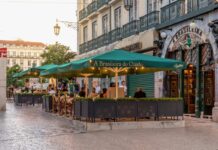 5 cafés centenarios donde se sentaron escritores, artistas y revolucionarios, y hoy puedes visitar »