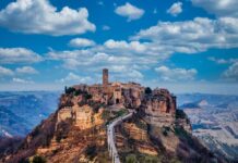 5 pueblos colgados de un acantilado o una ladera que parecen a punto de caerse »