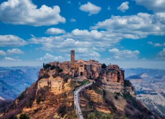 5 pueblos colgados de un acantilado o una ladera que parecen a punto de caerse »