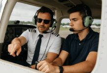 5 destinos donde puedes pilotar una aventura aérea sin ser experto en aviación »