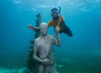 5 museos submarinos donde puedes caminar entre esculturas bajo el mar »